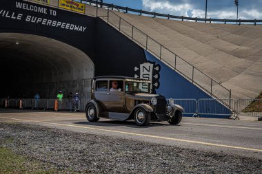 Lübnan, TN - 14 Mayıs 2022: 1930 Ford Model A 2 Door Sedan 'ın geniş açılı ön köşe görüntüsü yerel bir araba fuarında.