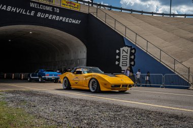 Lübnan, TN - 14 Mayıs 2022: 1975 model Chevrolet Stingray C3 Corvette 'in geniş açılı ön köşeli görüntüsü.