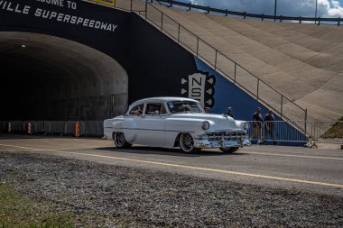Lübnan, TN - 14 Mayıs 2022: 1954 Chevrolet 210 2 Door Sedan 'ın geniş açılı ön köşe görüntüsü.