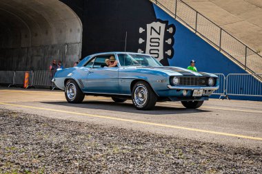 Lübnan, TN - 14 Mayıs 2022: 1969 Chevrolet Camaro Z28 Coupe 'nin geniş açılı ön köşe görüntüsü yerel bir araba fuarında.