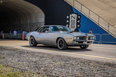 Lübnan, TN - 14 Mayıs 2022: 1968 Pontiac Firebird 400 Coupe 'nin geniş açılı ön köşe görüntüsü yerel bir araba fuarında.