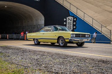 Lübnan, TN - 14 Mayıs 2022: 1967 Dodge Coronet 500 Hardtop 'ın geniş açılı ön köşe görüntüsü yerel bir araba fuarında.