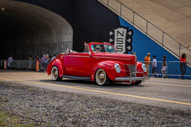 Lübnan, TN - 14 Mayıs 2022: 1940 model bir Ford Deluxe 'nin geniş açılı ön köşe görüntüsü yerel bir araba fuarında