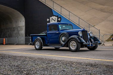 Lübnan, TN - 14 Mayıs 2022: 1935 Dodge 1 / 2-Ton kamyonet yerel bir araba fuarında geniş açılı ön köşe görüntüsü.