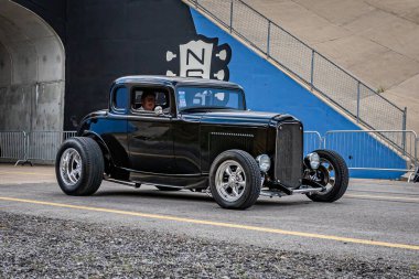 Lübnan, TN - 14 Mayıs 2022: 1932 Ford Highboy Five Window Coupe yerel bir araba fuarında geniş açı.