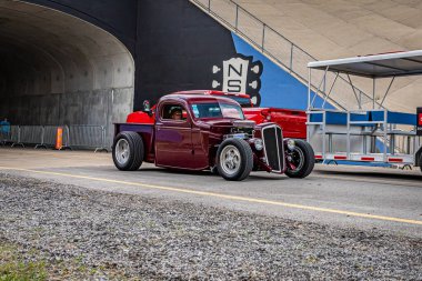 Lübnan, TN - 14 Mayıs 2022: 1936 Chevrolet Chevrolet Custom Rat Rod Pickup 'ın geniş açılı ön köşe görüntüsü yerel bir araba fuarında..