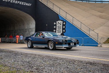 Lübnan, TN - 14 Mayıs 2022: 1992 model Chevrolet Camaro Z28 Sedan 'ın geniş açılı ön köşe görüntüsü.