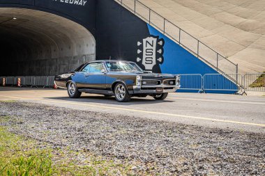 Lübnan, TN - 14 Mayıs 2022: Yerel bir araba fuarında 1967 Pontiac GTO Hardtop Coupe 'nin geniş açılı ön köşe görüntüsü.