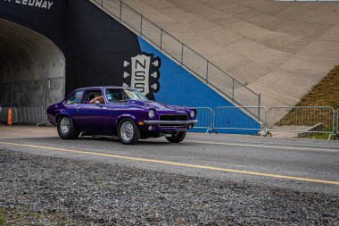 Lübnan, TN - 14 Mayıs 2022: 1973 Chevrolet Vega Hatchback 'in geniş açılı ön köşe görüntüsü yerel bir araba fuarında.