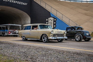 Lübnan, TN - 14 Mayıs 2022: 1955 Chevrolet Handyman 2 Door Wagon 'un geniş açılı ön köşe görüntüsü yerel bir araba fuarında.