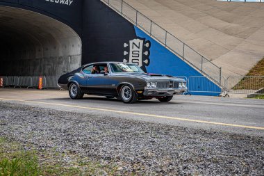 Lübnan, TN - 14 Mayıs 2022: 1970 Oldsmobile 442 W30 Coupe yerel bir araba fuarında geniş açılı ön köşe görüntüsü.