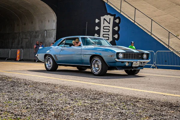 Lübnan, TN - 14 Mayıs 2022: 1969 Chevrolet Camaro Z28 Coupe 'nin geniş açılı ön köşe görüntüsü yerel bir araba fuarında.