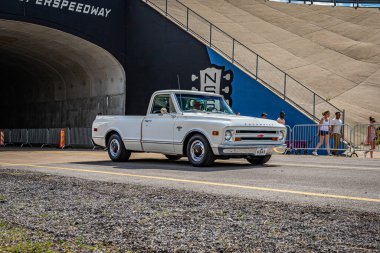 Lübnan, TN - 14 Mayıs 2022: 1968 Chevrolet C10 Pickup Truck 'ın yerel bir araba fuarından çıkarken geniş açılı ön köşe görüntüsü.