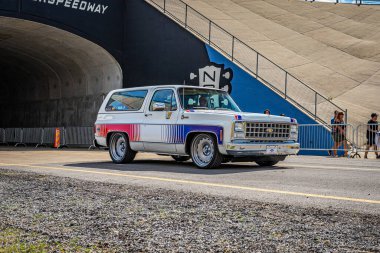 Lübnan, TN - 14 Mayıs 2022: 1980 model Chevrolet Blazer K5 Truck 'ın yerel bir araba fuarından ayrılırken geniş açılı ön köşe görüntüsü.