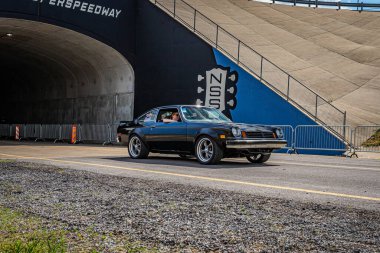 Lübnan, TN - 14 Mayıs 2022: 1975 model bir Chevrolet Cosworth Vega Coupe 'nin yerel bir araba fuarından çıkarken geniş açılı ön köşe görüntüsü.
