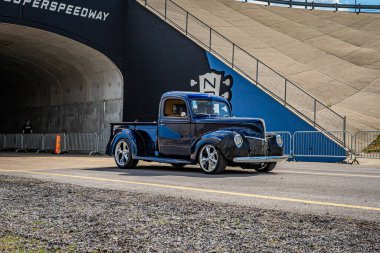 Lübnan, TN - 14 Mayıs 2022: 1940 Ford Pickup Truck 'ın yerel bir araba fuarından çıkarken geniş açılı ön köşe görüntüsü.