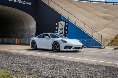 Lübnan, TN - 14 Mayıs 2022: 2020 Porsche 911 Carrera S Coupe 'nin geniş açılı ön köşe görüntüsü.