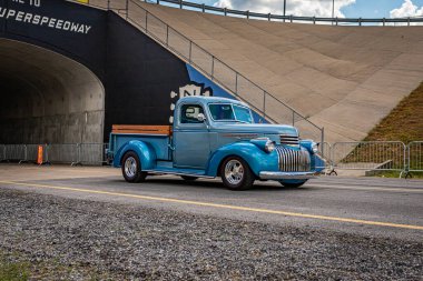 Lübnan, TN - 14 Mayıs 2022: 1946 Chevrolet AK serisi bir kamyonetin yerel bir araba fuarından çıkarken geniş açılı ön köşe görüntüsü.