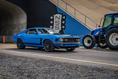 Lübnan, TN - 14 Mayıs 2022: 1970 Ford Mustang Boss 302 Coupe 'nin yerel bir araba fuarından çıkarken geniş açılı ön köşe görüntüsü.