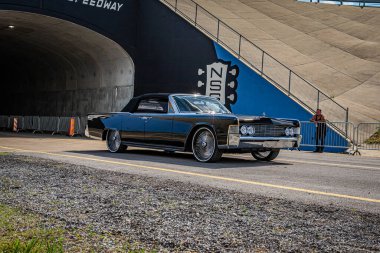 Lübnan, TN - 14 Mayıs 2022: 1965 model Lincoln Continental Convertible 'in geniş açılı ön köşe görüntüsü yerel bir araba fuarından ayrılıyor.