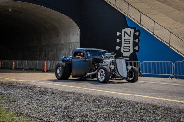 Lübnan, TN - 14 Mayıs 2022: Özelleştirilmiş 1935 Ford Pickup Hot Rod 'un yerel bir araba fuarından çıkarken geniş açılı ön köşe görüntüsü.