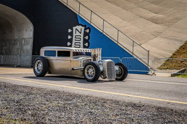 Lübnan, TN - 14 Mayıs 2022: Özelleştirilmiş 1930 Ford Model A Rat Rod 'un geniş açılı ön köşe görüntüsü.