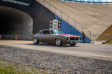 Lübnan, TN - 14 Mayıs 2022: Özelleştirilmiş 1969 Chevrolet Camaro 'nun geniş açılı ön köşe görüntüsü yerel bir araba fuarından ayrılıyor.