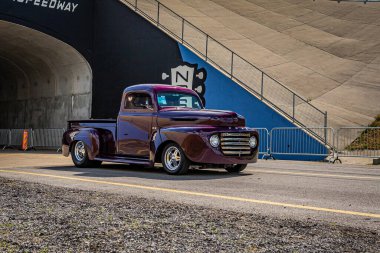 Lübnan, TN - 14 Mayıs 2022: Özelleştirilmiş 1950 Ford F1 pikap kamyoneti yerel bir araba fuarından çıkarken geniş açılı ön köşe görüntüsü.