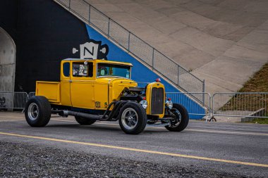 Lübnan, TN - 14 Mayıs 2022: 1932 Ford Model A Hot Rod Pickup 'ın yerel bir araba fuarını terk edişinin geniş açılı ön köşe görüntüsü.