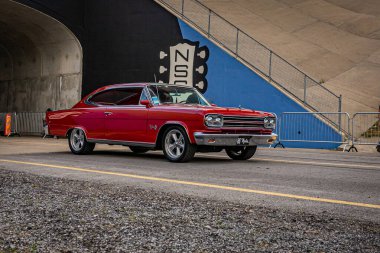 Lübnan, TN - 14 Mayıs 2022: 1966 AMC Rambler Marlin Coupe 'nin yerel bir araba fuarını terk edişinin geniş açılı ön köşe görüntüsü.