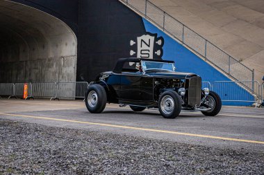 Lübnan, TN - 14 Mayıs 2022: 1932 Ford Highboy Roadster Hot Rod 'un yerel bir otomobil fuarından çıkarken geniş açılı ön köşe görüntüsü.