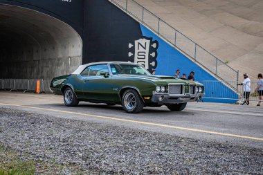 Lübnan, TN - 14 Mayıs 2022: 1972 model bir Oldsmobile 442 'nin geniş açılı ön köşe görüntüsü..