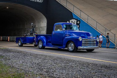 Lübnan, TN - 14 Mayıs 2022: 1950 Chevrolet 3100 kamyonet yerel bir araba fuarından çıkarken geniş açılı ön köşe görüntüsü.
