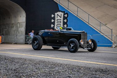 Lübnan, TN - 14 Mayıs 2022: 1932 Ford Model B Deluxe Highboy Roadster 'ın yerel bir araba fuarından çıkışının geniş açılı ön köşe görüntüsü.