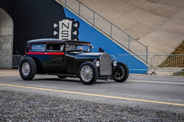 Lübnan, TN - 14 Mayıs 2022: 1928 Ford Model A Sokak Rod Sedan 'ın geniş açılı ön köşe görüntüsü yerel bir araba fuarından ayrılıyor.