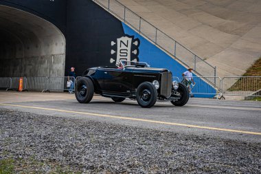 Lübnan, TN - 14 Mayıs 2022: 1932 Ford Model B Deluxe Highboy Roadster 'ın yerel bir araba fuarından çıkışının geniş açılı ön köşe görüntüsü.