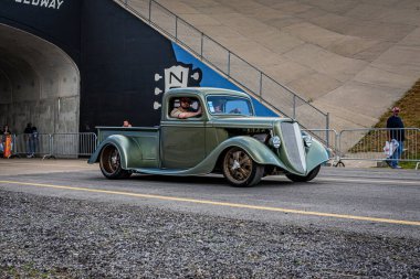 Lübnan, TN - 14 Mayıs 2022: 1936 Ford Pickup Truck 'ın yerel bir araba fuarından çıkarken geniş açılı ön köşe görüntüsü.