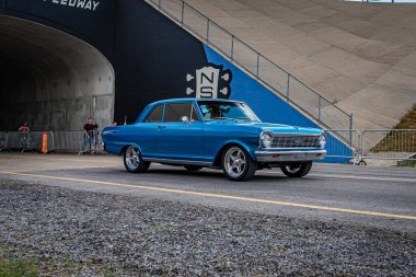 Lübnan, TN - 14 Mayıs 2022: 1965 model Chevrolet II Nova SS 'in geniş açılı ön köşe görüntüsü yerel bir otomobil fuarından ayrılıyor.