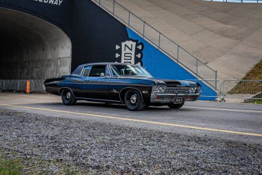 Lübnan, TN - 14 Mayıs 2022: 1968 Chevrolet Impala 2 Door Sedan 'ın geniş açılı ön köşe görüntüsü.