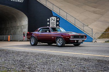 Lübnan, TN - 14 Mayıs 2022: 1969 Chevrolet Camaro Ralli Sport SS 'in geniş açılı ön köşe görüntüsü.