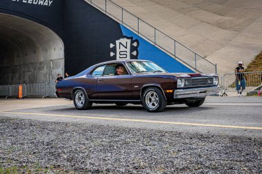 Lübnan, TN - 14 Mayıs 2022: 1973 model Plymouth Duster Hardtop Coupe 'nin geniş açılı ön köşe görüntüsü.
