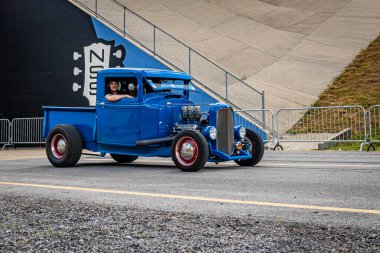Lübnan, TN - 14 Mayıs 2022: 1932 Ford Hot Rod pikap kamyoneti yerel bir araba fuarından çıkarken geniş açılı ön köşe görüntüsü.