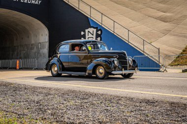 Lübnan, TN - 14 Mayıs 2022: 1939 Ford Standart Tudor Sedan 'ın yerel bir otomobil fuarından çıkarken geniş açılı ön köşe görüntüsü.