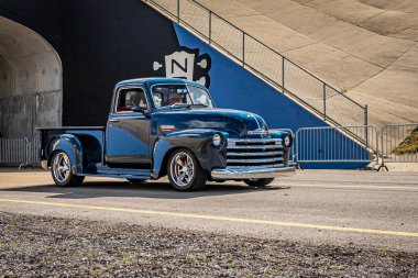 Lübnan, TN - 14 Mayıs 2022: 1950 Chevrolet 3100 kamyonet yerel bir araba fuarından çıkarken geniş açılı ön köşe görüntüsü.