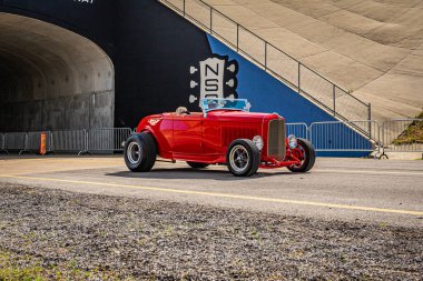 Lübnan, TN - 14 Mayıs 2022: 1932 Ford Model B Deluxe Highboy Roadster 'ın yerel bir araba fuarından çıkışının geniş açılı ön köşe görüntüsü.