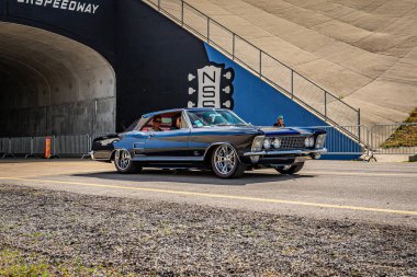 Lübnan, TN - 14 Mayıs 2022: 1964 model Buick Riviera Hardtop Coupe 'nin geniş açılı ön köşe görüntüsü.