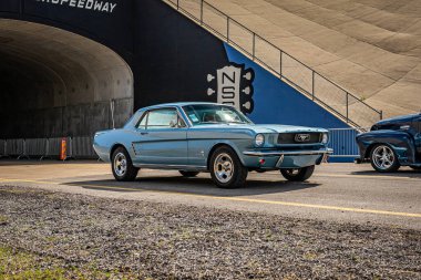 Lübnan, TN - 14 Mayıs 2022: 1966 model Ford Mustang Coupe 'nin geniş açılı ön köşe görüntüsü yerel bir araba fuarından ayrılıyor.