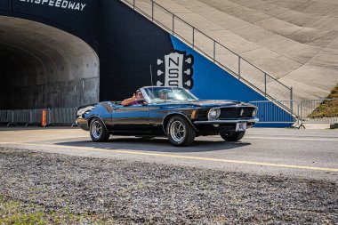 Lübnan, TN - 14 Mayıs 2022: 1970 model Ford Mustang 'in geniş açılı ön köşeli görüntüsü.