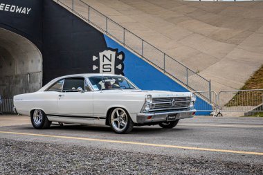 Lübnan, TN - 14 Mayıs 2022: 1966 model Ford Fairlane 500 Hardtop 'ın geniş açılı ön köşe görüntüsü.