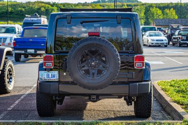 Güvercin Forge, TN - 25 Ağustos 2017: Hafifçe modifiye edilmiş Off Road Jeep Wrangler JK Sahara Sınırsız Yerel bir hevesli mitinginde.